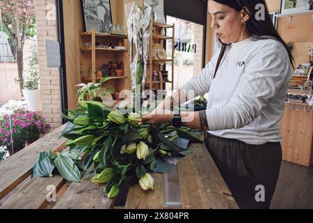 Sie arbeitet in ihrem Blumenladen in Barcelona, ​​April 16, 2024 Stockfoto