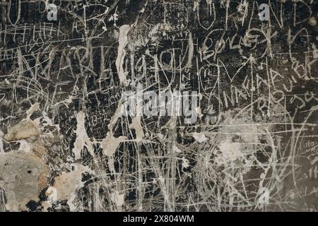 Nahaufnahme von Graffiti an einer Mauer in der Zitadelle in der Stadt Entrevaux in der Provence, Südfrankreich Stockfoto