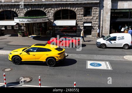 Ein Porsche 911 und ein Lamborghini Urus stehen vor dem Excelsior Hotel Ernst, Köln, Deutschland ein Porsche 911 und ein Lamborghini Urus ste Stockfoto