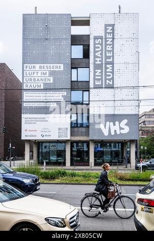 Eine Stickoxid-bindende Textilfassade am Gebäude des Erwachsenenbildungszentrums in der Caecilien-Straße. Die Fassade filtert schädliche Stickoxide mit einem Stockfoto