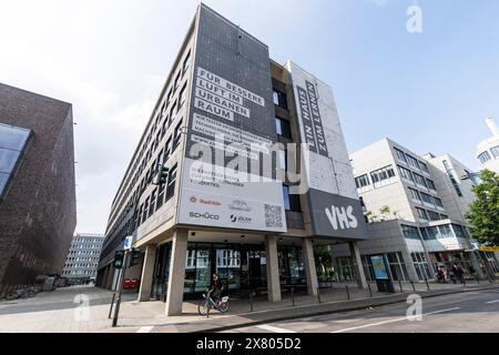 Eine Stickoxid-bindende Textilfassade am Gebäude des Erwachsenenbildungszentrums in der Caecilien-Straße. Die Fassade filtert schädliche Stickoxide mit einem Stockfoto