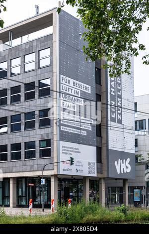 Eine Stickoxid-bindende Textilfassade am Gebäude des Erwachsenenbildungszentrums in der Caecilien-Straße. Die Fassade filtert schädliche Stickoxide mit einem Stockfoto