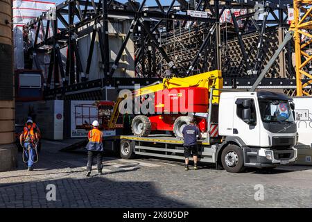 Entladung einer Hubarbeitsbühne auf der Baustelle des MiQua, Jüdisches Museum im Archäologischen Viertel Köln vor dem Hi Stockfoto