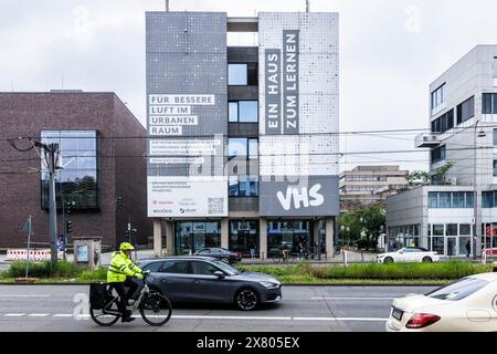 Eine Stickoxid-bindende Textilfassade am Gebäude des Erwachsenenbildungszentrums in der Caecilien-Straße. Die Fassade filtert schädliche Stickoxide mit einem Stockfoto