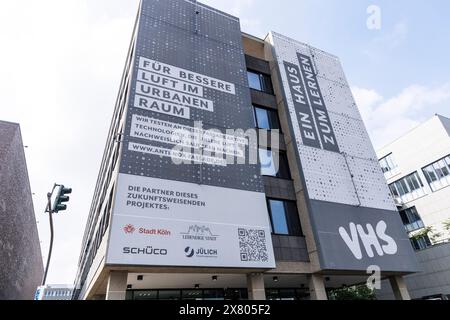 Eine Stickoxid-bindende Textilfassade am Gebäude des Erwachsenenbildungszentrums in der Caecilien-Straße. Die Fassade filtert schädliche Stickoxide mit einem Stockfoto