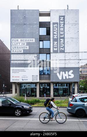 Eine Stickoxid-bindende Textilfassade am Gebäude des Erwachsenenbildungszentrums in der Caecilien-Straße. Die Fassade filtert schädliche Stickoxide mit einem Stockfoto