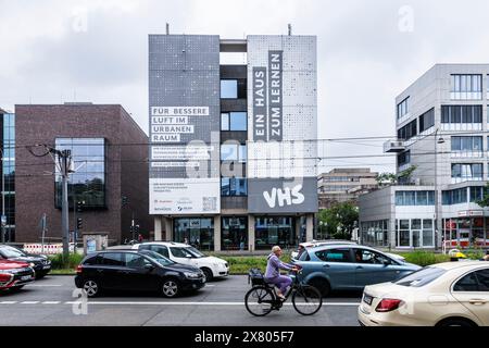 Eine Stickoxid-bindende Textilfassade am Gebäude des Erwachsenenbildungszentrums in der Caecilien-Straße. Die Fassade filtert schädliche Stickoxide mit einem Stockfoto