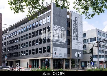 Eine Stickoxid-bindende Textilfassade am Gebäude des Erwachsenenbildungszentrums in der Caecilien-Straße. Die Fassade filtert schädliche Stickoxide mit einem Stockfoto