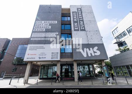 Eine Stickoxid-bindende Textilfassade am Gebäude des Erwachsenenbildungszentrums in der Caecilien-Straße. Die Fassade filtert schädliche Stickoxide mit einem Stockfoto