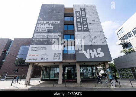 Eine Stickoxid-bindende Textilfassade am Gebäude des Erwachsenenbildungszentrums in der Caecilien-Straße. Die Fassade filtert schädliche Stickoxide mit einem Stockfoto