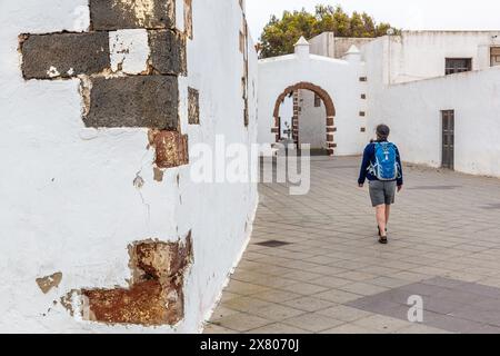 Touristen laufen in der Seitenstraße, Teguise, Lanzarote, Kanarischen Inseln, Spanien Stockfoto