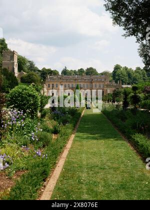 Freiwillige Gärtner an einem schönen Sommertag im Dyrham Park barocken englischen Landhaus und Garten, Dyrham, South Gloucestershire, England, Großbritannien Stockfoto