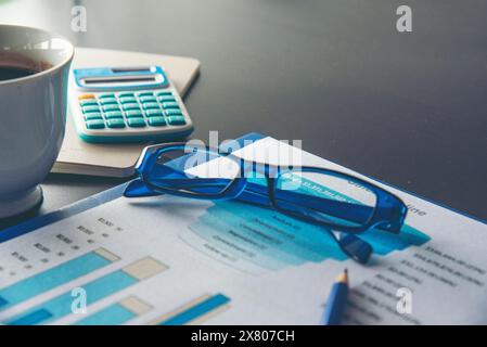 Excel-Diagramm mit Tabellendokument mit Informationen Finanzstartkonzept. Bericht zur Finanzplanung für die Erstellung der Buchhaltungsdatenbank. Diagramme und Stockfoto