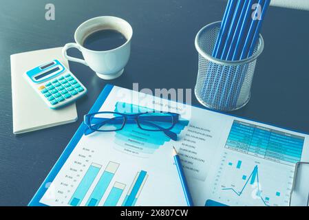 Excel-Diagramm mit Tabellendokument mit Informationen Finanzstartkonzept. Bericht zur Finanzplanung für die Erstellung der Buchhaltungsdatenbank. Diagramme und Stockfoto