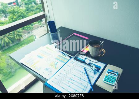 Excel-Diagramm mit Tabellendokument mit Informationen Finanzstartkonzept. Bericht zur Finanzplanung für die Erstellung der Buchhaltungsdatenbank. Diagramme und Stockfoto