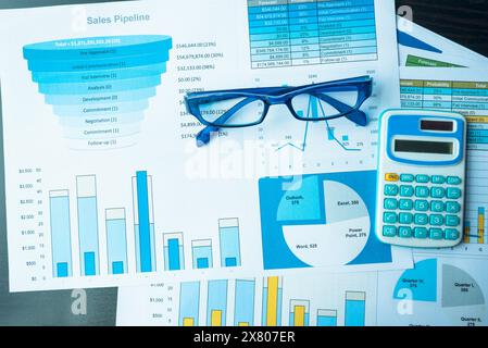 Excel-Diagramm mit Tabellendokument mit Informationen Finanzstartkonzept. Bericht zur Finanzplanung für die Erstellung der Buchhaltungsdatenbank. Diagramme und Stockfoto