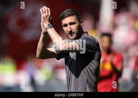 Chris Basham von Sheffield United begrüßt die Fans vor dem Spiel der Premier League und seinem letzten Spiel für den Verein in der Bramall Lane in Sheffield. Bilddatum: Sonntag, 19. Mai 2024. Stockfoto