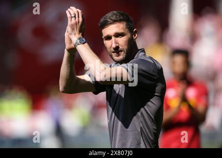 Chris Basham von Sheffield United begrüßt die Fans vor dem Spiel der Premier League und seinem letzten Spiel für den Verein in der Bramall Lane in Sheffield. Bilddatum: Sonntag, 19. Mai 2024. Stockfoto