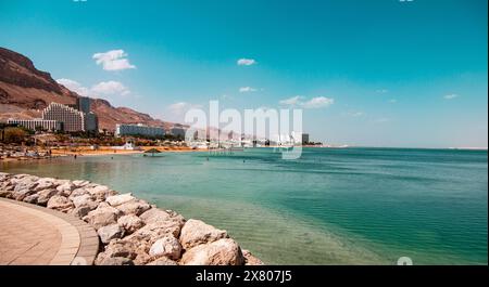 Panoramablick auf den Sandstrand in der Nähe der Ferienorte am Toten Meer, Israel. Stockfoto