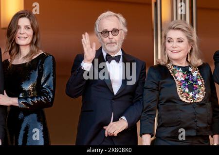 Cannes, Frankreich. Mai 2024. Chiara Mastroianni, Fabrice Luchini und Catherine Deneuve nehmen am 21. Mai 2024 an der Marcello Mio Screening Red Teppich beim 77. Jährlichen Filmfestival von Cannes im Palais des Festivals in Cannes Teil. Credit: BTWImages/Alamy Live News Stockfoto