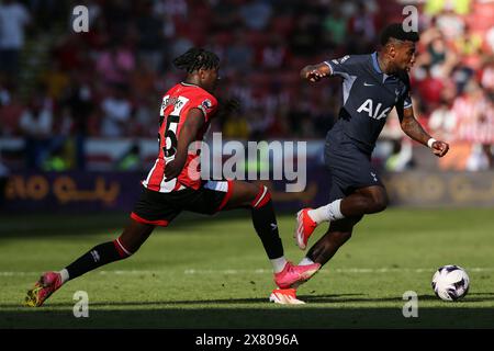 Andre Brooks von Sheffield United und Tottenham Hotspur's Emerson kämpfen um den Ball während des Premier League-Spiels in der Bramall Lane, Sheffield. Bilddatum: Sonntag, 19. Mai 2024. Stockfoto