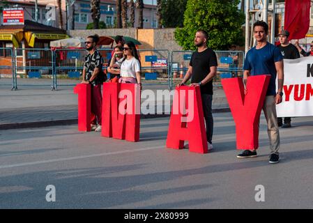 Die Aktivisten transportieren Briefe vom 1. MAI in der Stadt Adana in der Türkei. 05.01.2024 Stockfoto