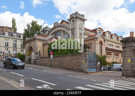 Rennes, Frankreich - Juli 30 2017: Das Schwimmbad Saint-Georges ist ein zwischen 1923 und 1926 erbautes Schwimmbad. Stockfoto