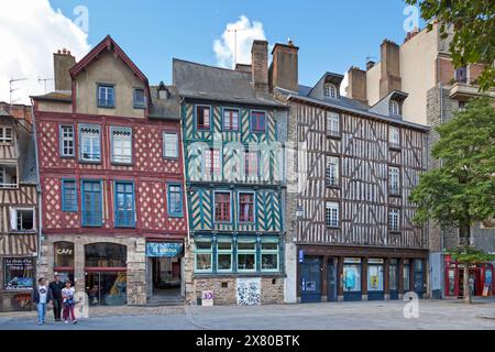 Rennes, Frankreich - Juli 30 2017: Alte Fachwerkhäuser am Place Sainte-Anne, einem Stadtplatz im alten Stadtzentrum von Rennes in der Bretagne. Stockfoto