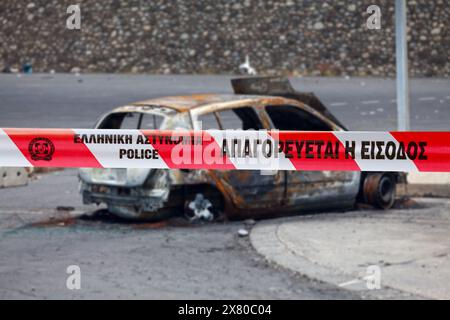 Athen, Griechenland - 23. Juni 2017: Auto verbrannt von einem Pyromanen mit einem Polizeiband, in dem auf griechisch „Ελληνική Αστυνομία“ geschrieben ist. Stockfoto