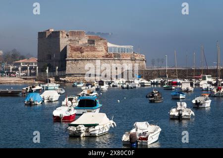 Toulon, Frankreich - 24. März 2019: Der Port Saint Louis du Mourillon und das Fort Saint Louis mit Nebel dahinter. Stockfoto