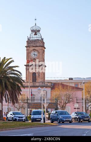 Toulon, Frankreich - 24. März 2019: Der Uhrenturm (französisch Tour de l'horloge) befindet sich am Haupteingang des Arsenals. Stockfoto