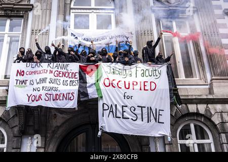 MAASTRICHT - Pro-palästinensische Studenten haben das Fakultätsgebäude der Universität Maastricht (UM) an der Grote Gracht besetzt. Sie haben Banner aufgehängt und singen Slogans von einem Balkon. ANP MARCEL VAN HOORN niederlande raus - belgien raus Stockfoto