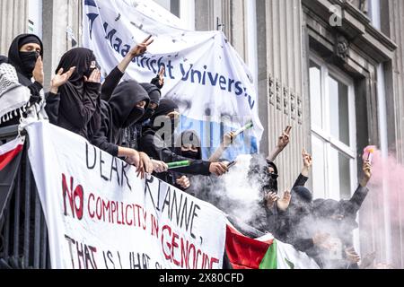 MAASTRICHT - Pro-palästinensische Studenten haben das Fakultätsgebäude der Universität Maastricht (UM) an der Grote Gracht besetzt. Sie haben Banner aufgehängt und singen Slogans von einem Balkon. ANP MARCEL VAN HOORN niederlande raus - belgien raus Stockfoto