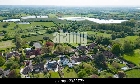 Aus der Vogelperspektive auf das Ackerland von oberhalb des Dorfes Chart Sutton, Maidstone, Kent, Großbritannien. Stockfoto