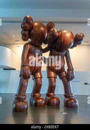 „Along the Way“, 2013 Holzskulptur von Kaws (Brian Donnelly), Brooklyn Museum, New York, USA Stockfoto