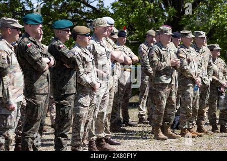 General Sir Patrick Sanders, der einen Schlapphut trägt, inspiziert Truppen in der polnischen Region Drawsko Pomorskie im Rahmen der NATO-Operation Standhaft Verteidiger. Stockfoto