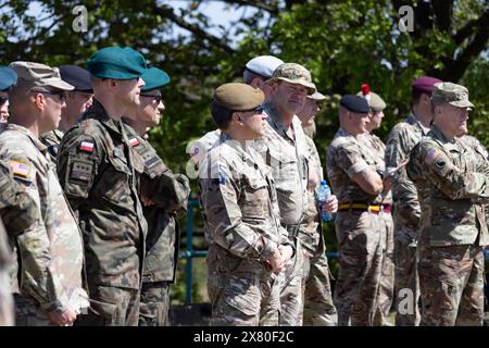 General Sir Patrick Sanders, der einen Schlapphut trägt, inspiziert Truppen in der polnischen Region Drawsko Pomorskie im Rahmen der NATO-Operation Standhaft Verteidiger. Stockfoto