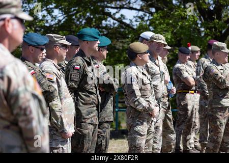 General Sir Patrick Sanders, der einen Schlapphut trägt, inspiziert Truppen in der polnischen Region Drawsko Pomorskie im Rahmen der NATO-Operation Standhaft Verteidiger. Stockfoto