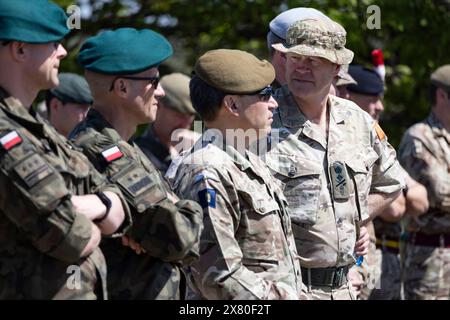 General Sir Patrick Sanders, der einen Schlapphut trägt, inspiziert Truppen in der polnischen Region Drawsko Pomorskie im Rahmen der NATO-Operation Standhaft Verteidiger. Stockfoto