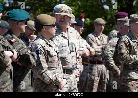 General Sir Patrick Sanders, der einen Schlapphut trägt, inspiziert Truppen in der polnischen Region Drawsko Pomorskie im Rahmen der NATO-Operation Standhaft Verteidiger. Stockfoto