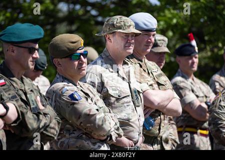 General Sir Patrick Sanders, der einen Schlapphut trägt, inspiziert Truppen in der polnischen Region Drawsko Pomorskie im Rahmen der NATO-Operation Standhaft Verteidiger. Stockfoto