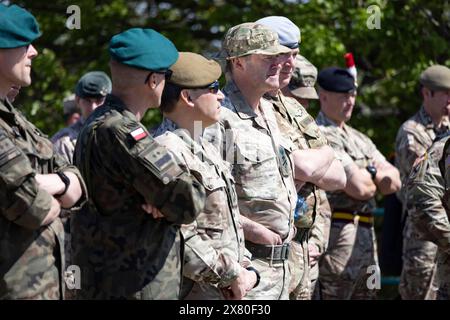 General Sir Patrick Sanders, der einen Schlapphut trägt, inspiziert Truppen in der polnischen Region Drawsko Pomorskie im Rahmen der NATO-Operation Standhaft Verteidiger. Stockfoto