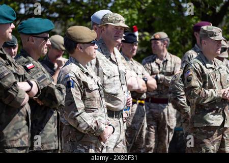 General Sir Patrick Sanders, der einen Schlapphut trägt, inspiziert Truppen in der polnischen Region Drawsko Pomorskie im Rahmen der NATO-Operation Standhaft Verteidiger. Stockfoto