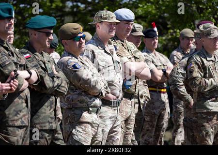 General Sir Patrick Sanders, der einen Schlapphut trägt, inspiziert Truppen in der polnischen Region Drawsko Pomorskie im Rahmen der NATO-Operation Standhaft Verteidiger. Stockfoto