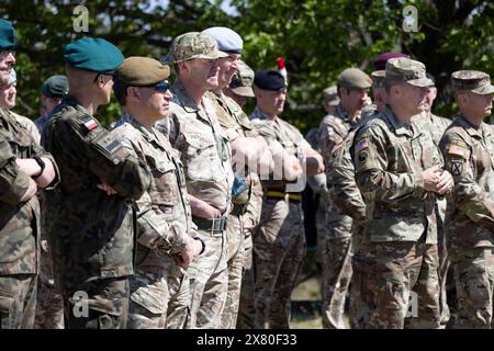 General Sir Patrick Sanders, der einen Schlapphut trägt, inspiziert Truppen in der polnischen Region Drawsko Pomorskie im Rahmen der NATO-Operation Standhaft Verteidiger. Stockfoto