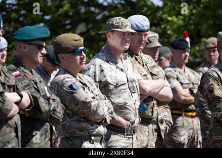 General Sir Patrick Sanders, der einen Schlapphut trägt, inspiziert Truppen in der polnischen Region Drawsko Pomorskie im Rahmen der NATO-Operation Standhaft Verteidiger. Stockfoto