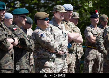 General Sir Patrick Sanders, der einen Schlapphut trägt, inspiziert Truppen in der polnischen Region Drawsko Pomorskie im Rahmen der NATO-Operation Standhaft Verteidiger. Stockfoto