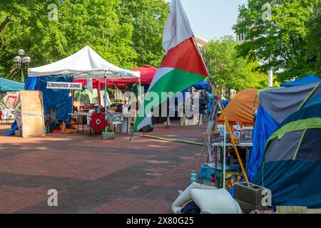 Ann Arbor, Usa. Mai 2024. Ann Arbor, Michigan - Zelte, die am 20. Mai 2024 von Studenten an der Universität von Michigan errichtet wurden, in Solidarität mit den Opfern der israelischen Bombardements in Gaza. Weniger als 24 Stunden später benutzte die Universitätspolizei Pfefferspray, um das Lager gewaltsam zu zerschlagen. Quelle: Jim West/Alamy Live News Stockfoto