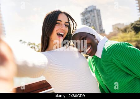 Selfie von zwei jungen Freundinnen, die Spaß haben Stockfoto