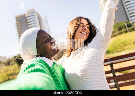 Zwei junge Freunde, die sorglos lachen und Spaß haben Stockfoto